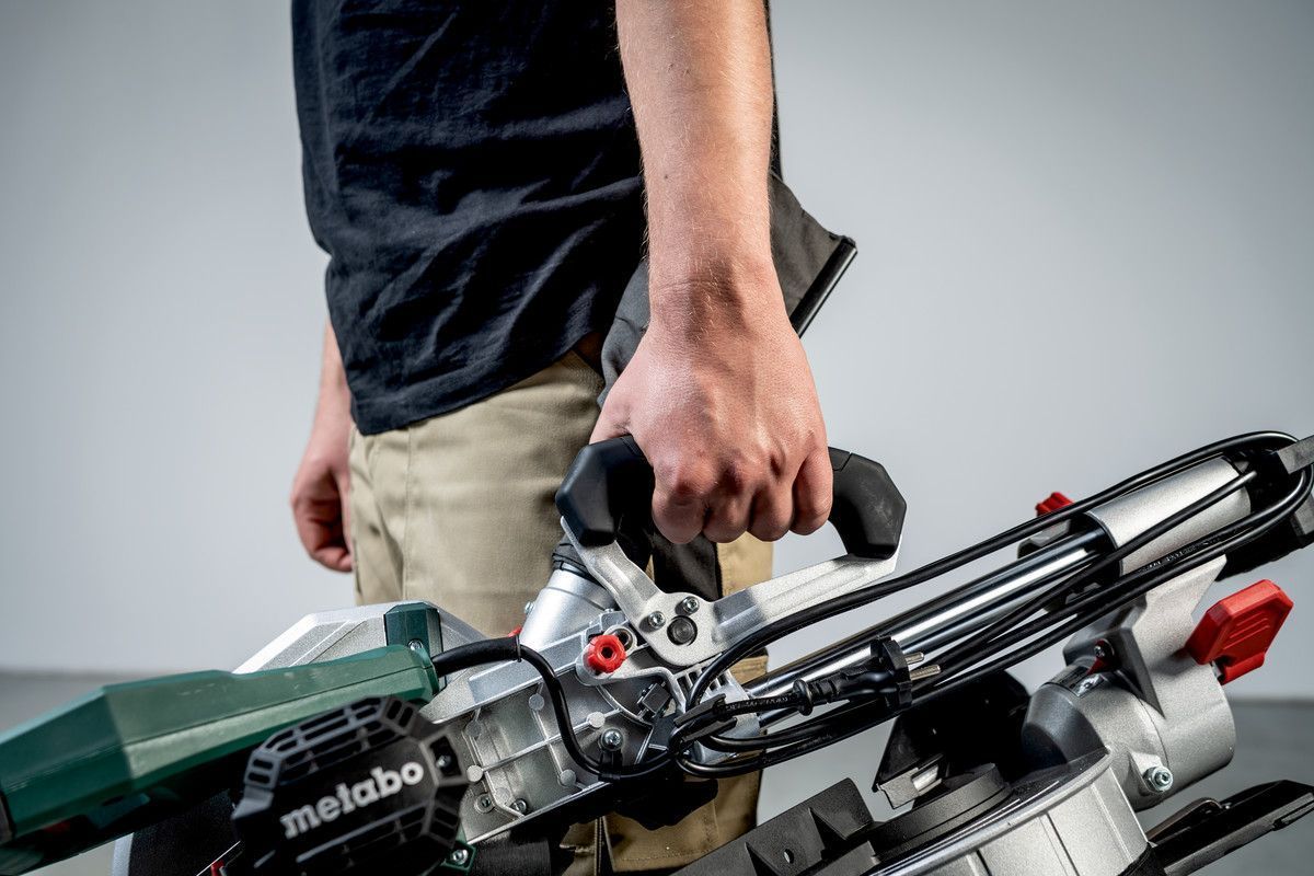 Торцювальна пила Metabo KGS 216 M (613216000)