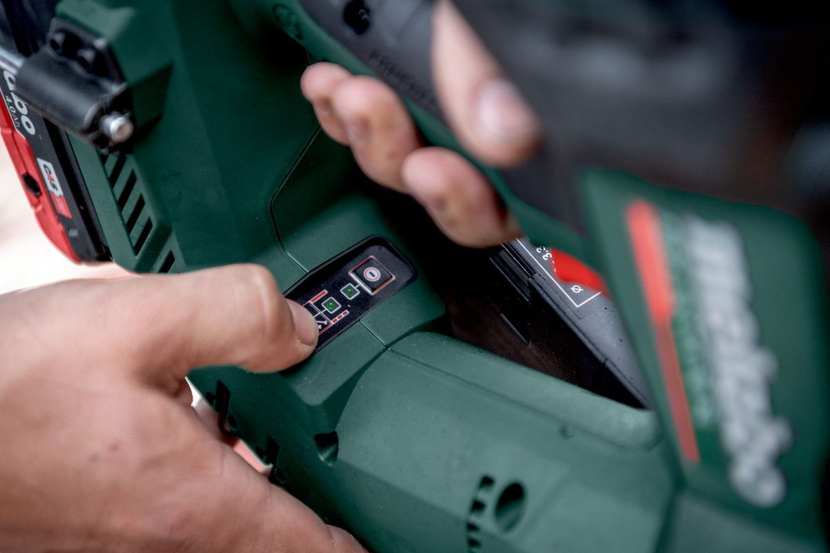 Акумуляторний цвяхозабивач Metabo NFR 18 LTX 90 BL (612090840)